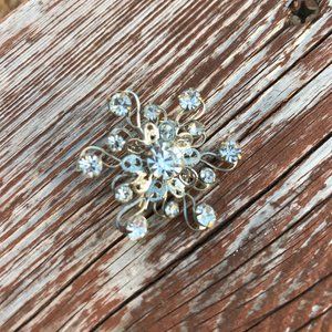 Vintage clear rhinestone snowflake star brooch pin